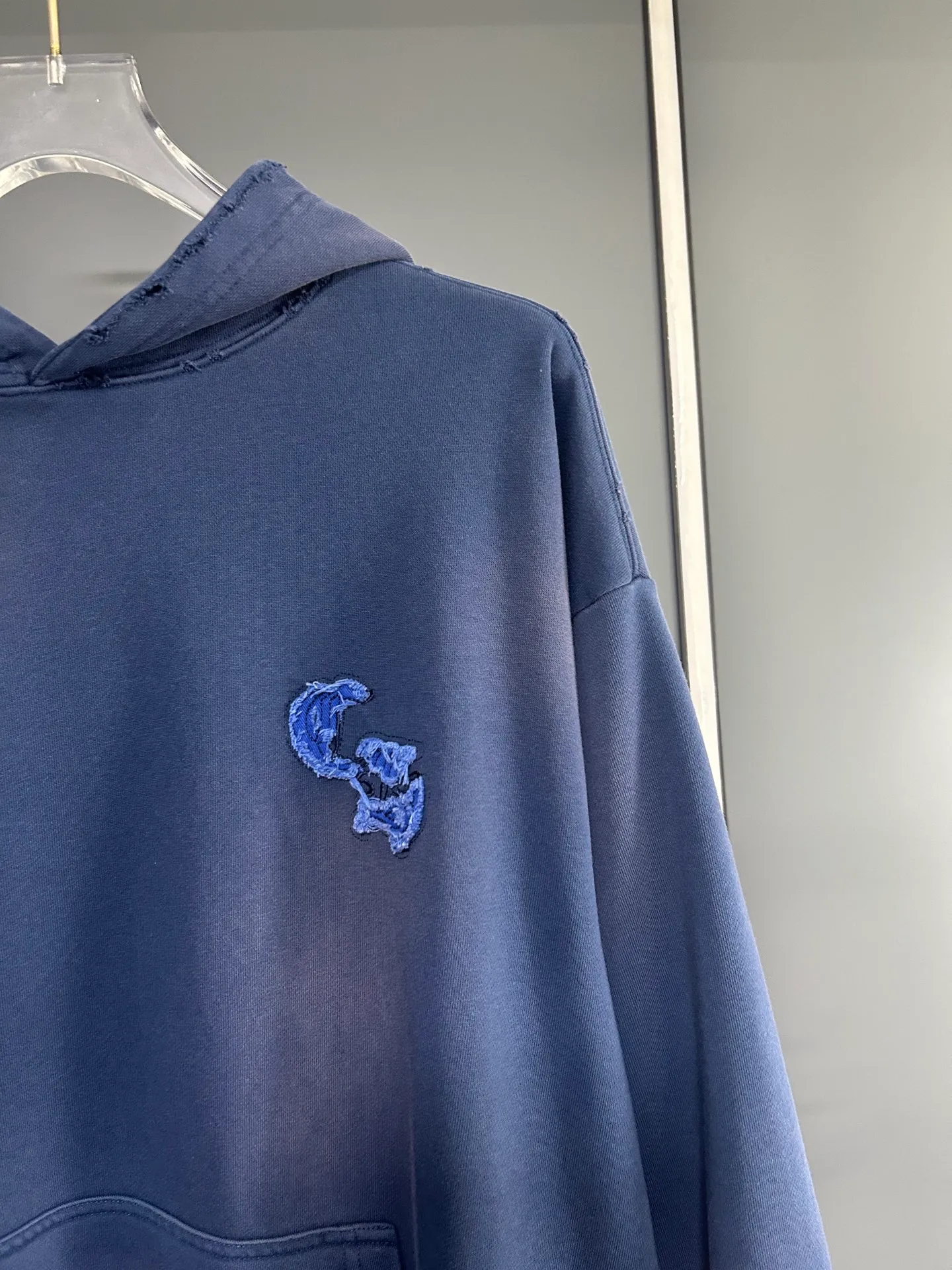 P310 𝗖𝗵𝗿𝗼𝗺𝗲 𝗛𝗲𝗮𝗿𝘁𝘀/Cro Heart 2025 Cross Patch Embroidery Summer New Original Single Counter American Acid Washed Distressed Laser Burnt Patch Embroidery Couple Casual Hooded Sweatshirt 👑The highest version! Customized fabric 440g tripe terry fabric! American acid-washed and distressed original fabric laser burnt ✟appliqué embroidery and exquisite embroidery of letters! The best-selling model at the counter. It is very comfortable to wear. It is low-key yet luxurious. It is very classy when worn. The large size and tailoring are needless to say. The upper body is exquisite and vivid. 👍High-end first-class materials. A truly palace-level product. The cotton from Turkey is of outstanding quality. After heavy washing, the clothes are very soft! Not picky, the upper body is absolutely stylish and extremely luxurious. Auxiliary materials: The original model has been authenticated and labeled ➕100% silk washed with water label. Genuine purchase-grade original hangtag➕matching hanging rope➕3D hanging beads➕original packaging bag. Craftsmanship: The original version has consistent wiring! The highest version of the armhole matching technique! Countless times of pattern making to 100% restore the original appearance! The correct version is the same for men and women, super eye-catching, super good-looking, and super atmospheric! Color: White Black Royal Blue Size, XS S M L